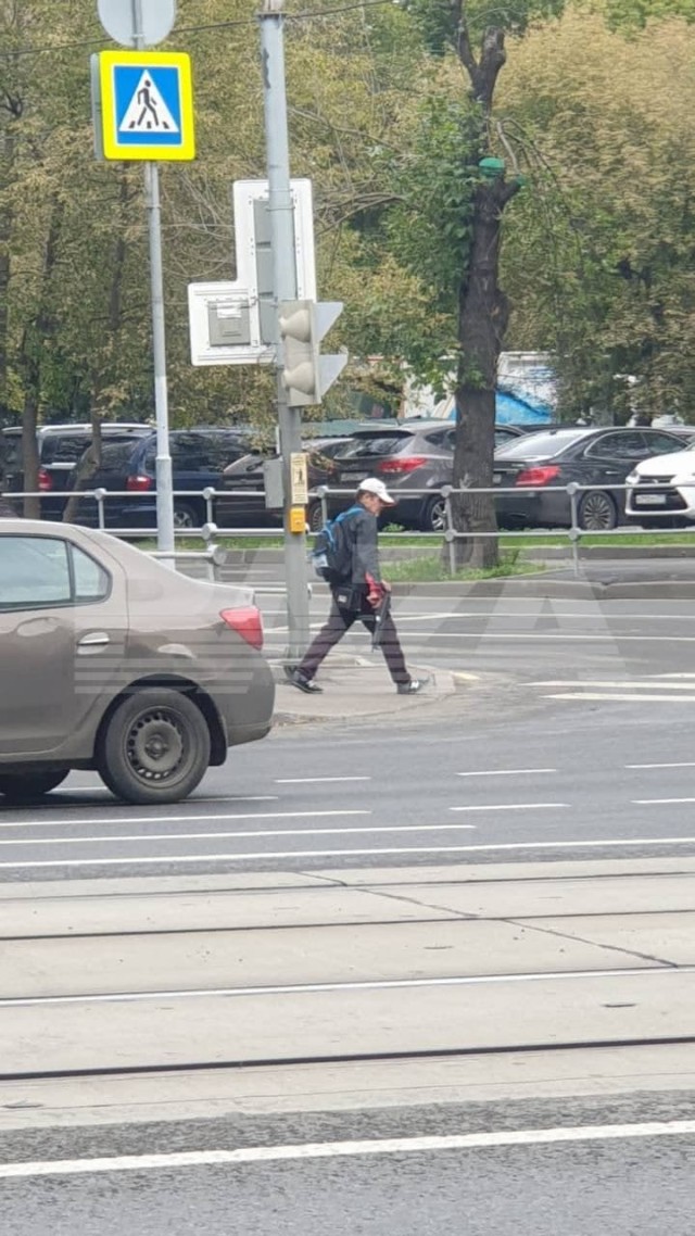 Московская полиция разыскивает мужчину, который гуляет по Москве с предметом, похожим на автомат