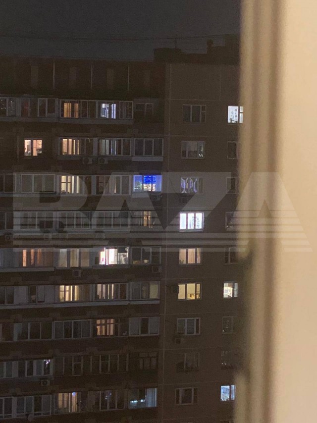 Полиция проверяет жителя Москвы из-за гирлянды в виде флага Украины. На неё пожаловался мужчина из дома напротив