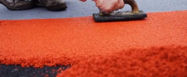 Детская площадка полыхает в Новой Москве в Кокошкино