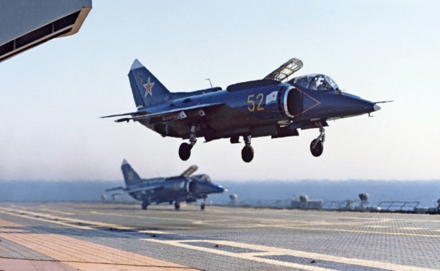 AV-8B Harrier в режиме зависания