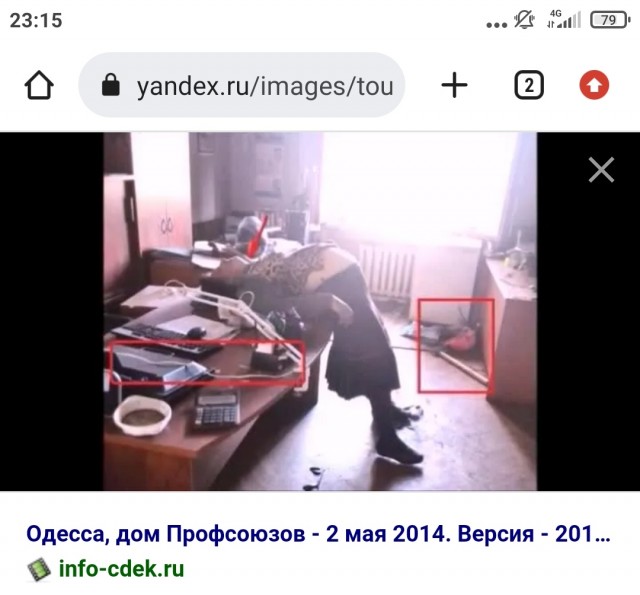 Жители Мариуполя ждут автобус на остановке⁠⁠