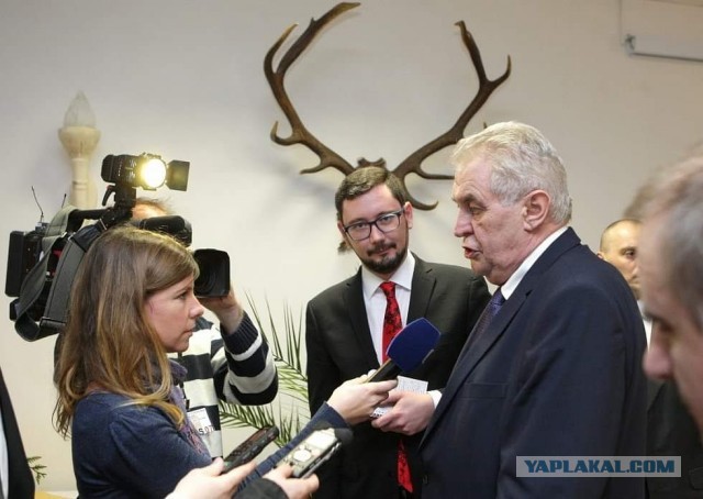 Пресс-секретарь президента Чехии женился на украинке, которую приютил как беженку