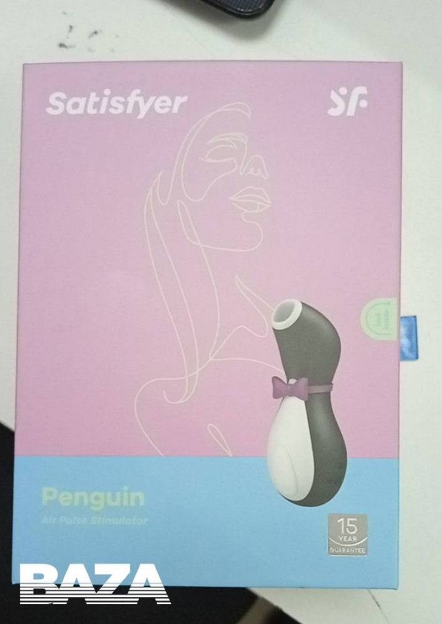 Пенсионерка из Санкт-Петербурге случайно забрала из пункта выдачи заказов сатисфайер в форме пингвинëнка