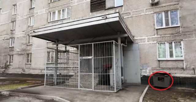В Чертаново нашли самый суровый подъезд в Москве — жители огородили входную дверь железной клеткой
