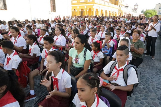 1 сентября начался новый учебный год на Кубе. Пионеры каждое утро скандируют: "Мы будем как Че!"