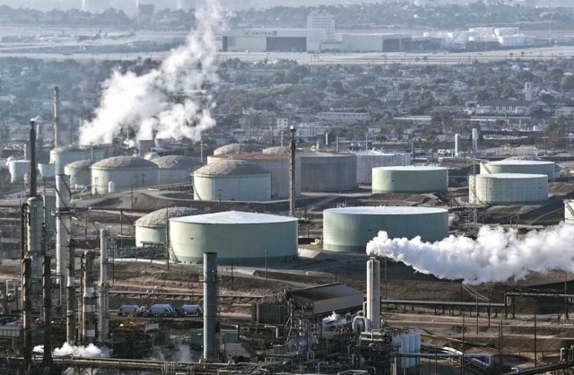 МЭА прогнозирует первое падение мирового спроса на нефть со времён COVID