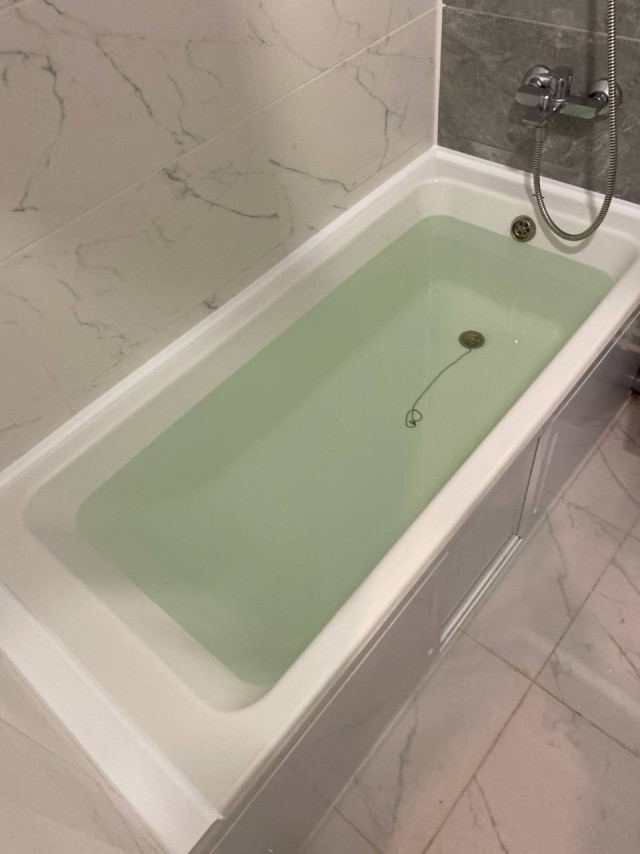 Чем расстояние между стеной и ванной заделать?