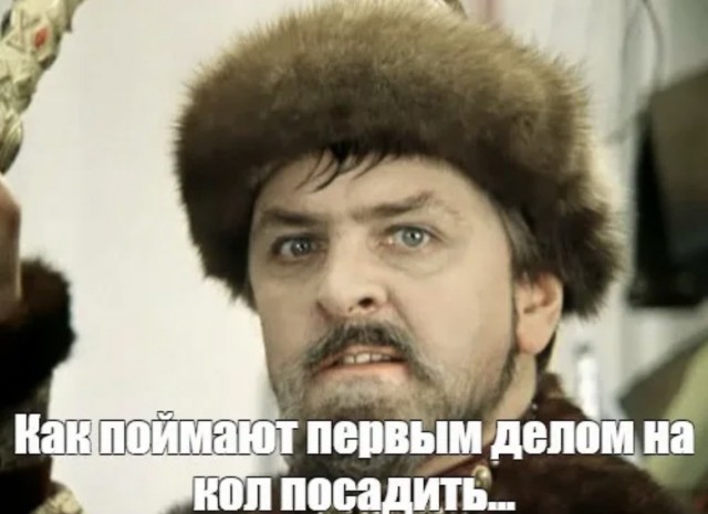 В Набережных Челнах мужчина напал на женщину с ребёнком и ограбил её у подъезда, отобрав сумку.