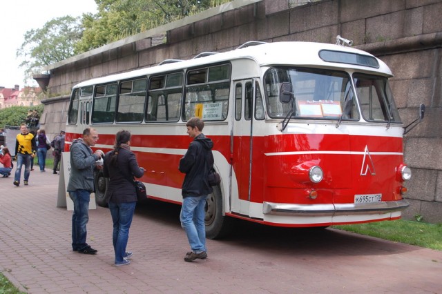 Авто Вернисаж на Неве.