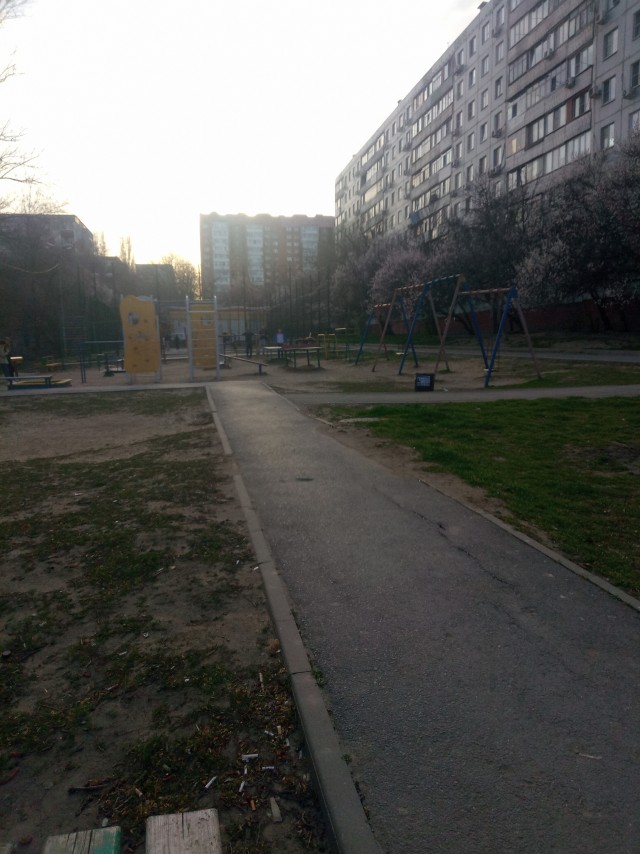 Давайте фото у кого какой вид из окна на оживленные улицы городов в настоящий момент