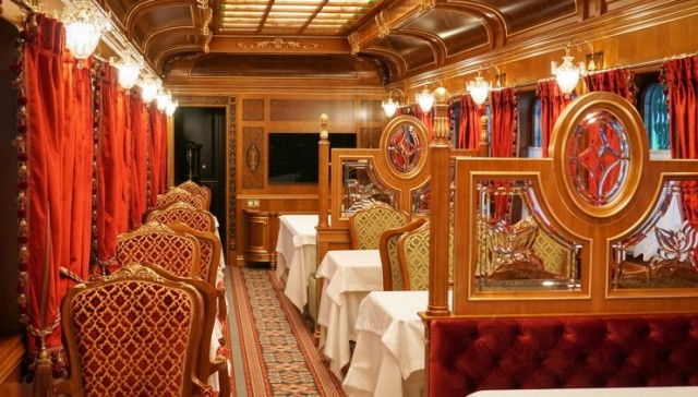 Перрон во дворе и золотой вагон: что нашли во дворце Медведчука