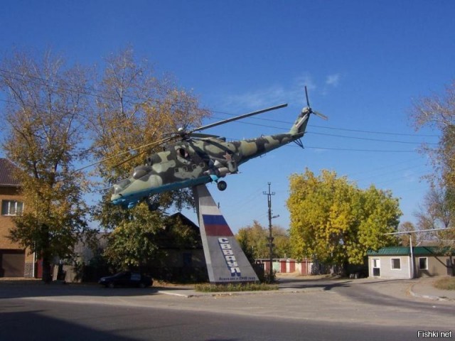 Талибы пытаются управлять американским боевым вертолётом Black Hawk.