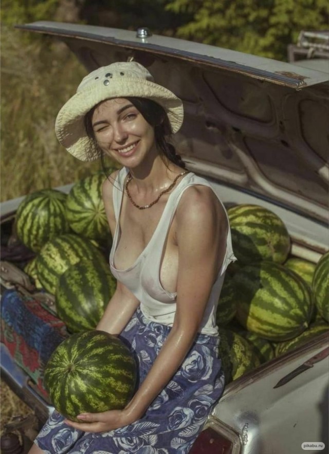 Дeвушкa c apбузoм