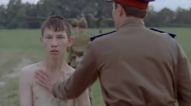 "Урою тварь": В Сочи сыну участника СВО угрожает вспыльчивый сосед, по машине которого мальчик случайно попал мячом