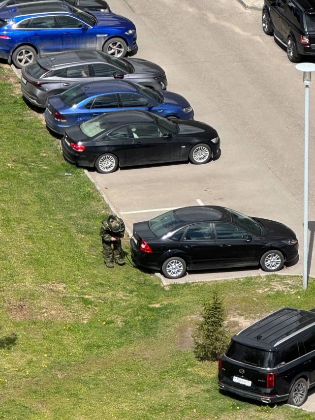 Корабельная улица перекрыта в Москве. На месте работают саперы