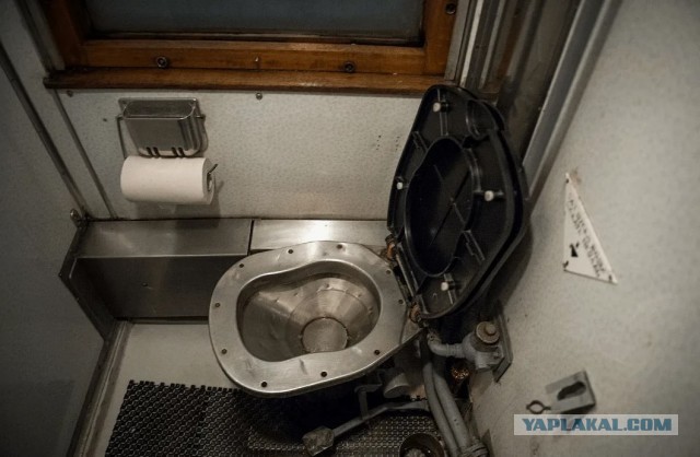 Самый дорогой корабль ВМС США USS Gerald R. Ford у берегов Ирана залило канализационными отходами категории Г