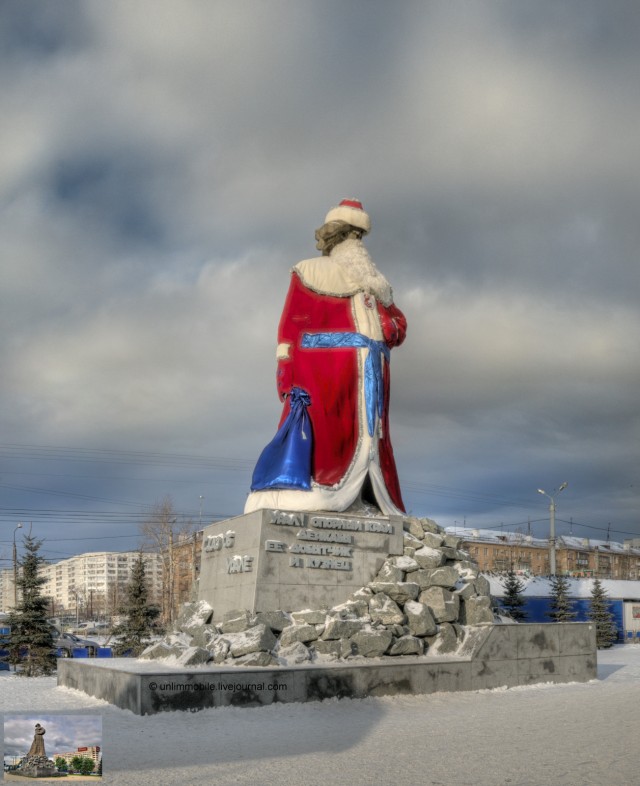 Челябинский памятник нарядили дедом Морозом