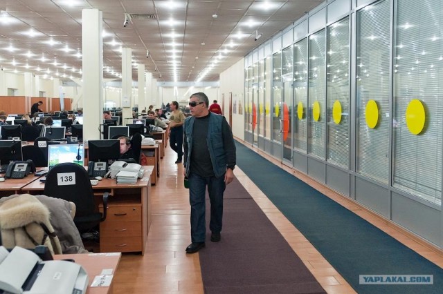 Необычный офис: черные мониторы