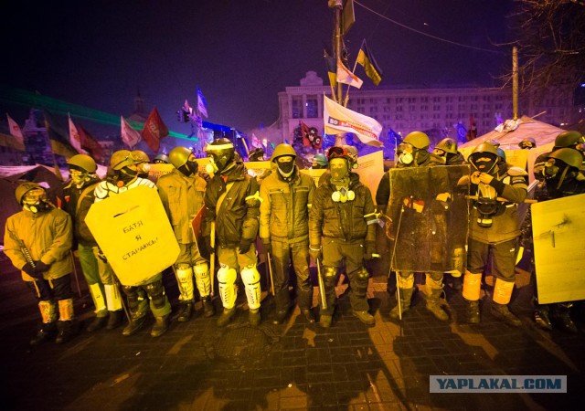 Огни Каракаса: в Венесуэле оппозиция забрасывает полицию «коктейлями Молотова»