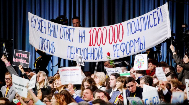 "Несанкционированный митинг" на пресс-конференции Путина
