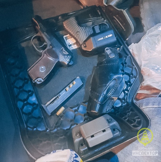 Двое неизвестных под угрозой пистолета завладели Mercedes GL500. Но через час их поймали ГИБДД