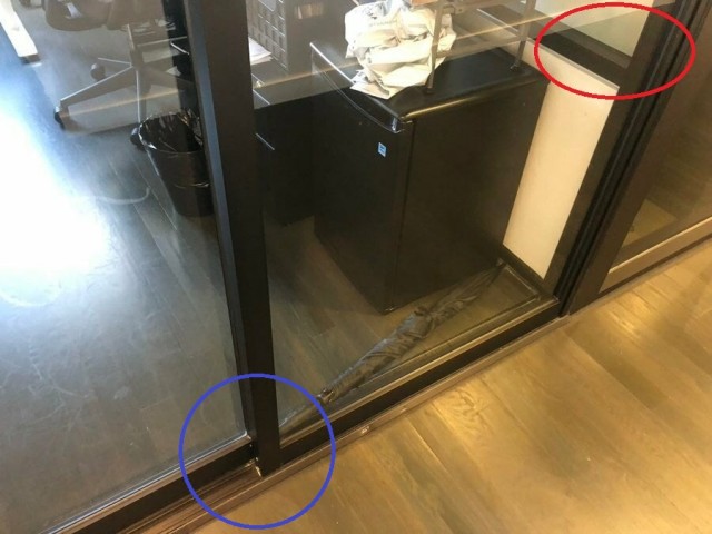 Анекдот дня из нынешней реальности: "стартаперы не могли попасть в коворкинг... из-за упавшего зонтика"