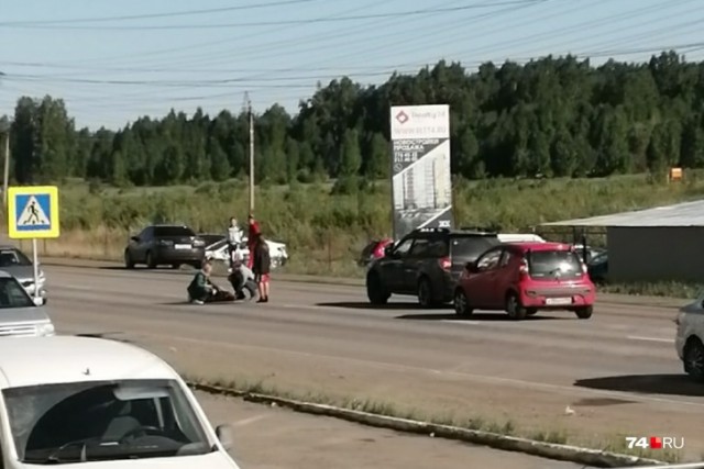 Сотрудница ФСБ по Челябинской области сбила врача на пешеходном переходе.