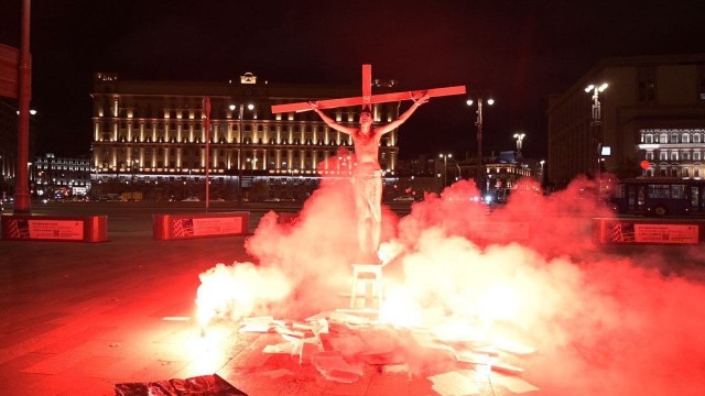 В центре Москвы возле здания ФСБ подожгли мужчину в образе Христа