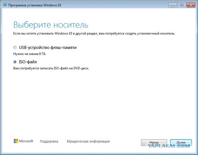 Минутка ностальгии: Билл Гейтс держит диск с еще не вышедшей Windows XP