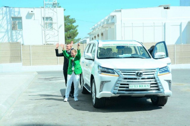 Полину Гурьеву чествовали в Туркменистане