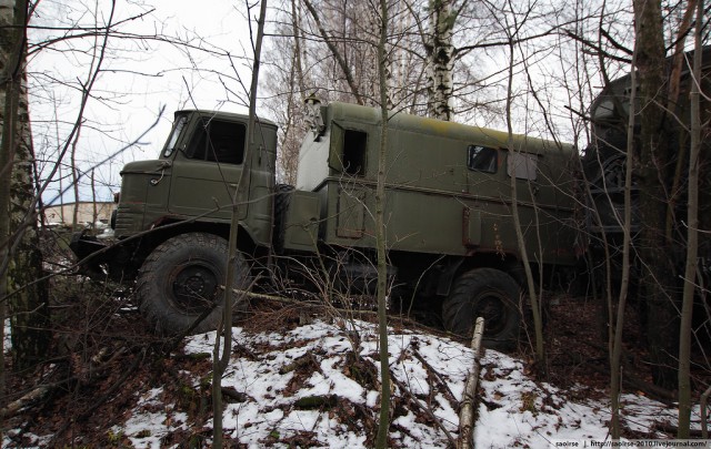 Березки, снег и списанная военная техника