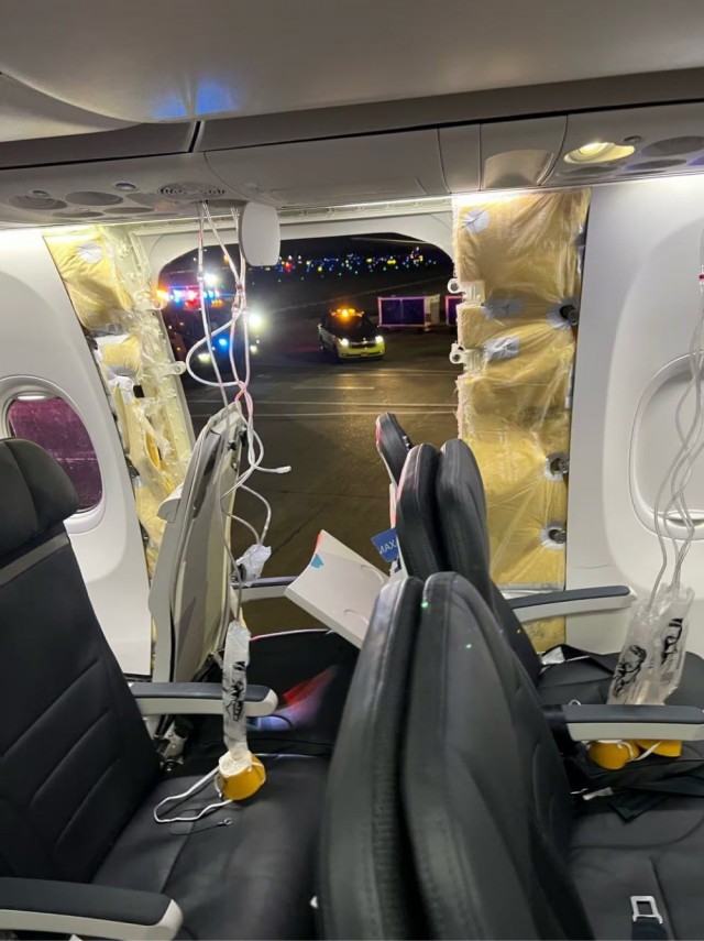 На высоте 5 тысяч метров у самолёта авиакомпании Alaska Airlines отвалилась аварийная дверь и часть фюзеляжа