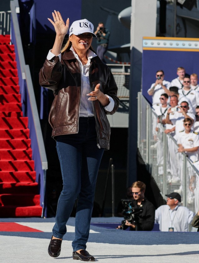 Мелания поздравляет морпехов