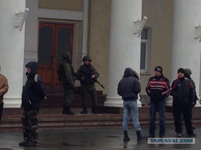 В Крыму захвачены Совмин и Верховная рада, официальных заявлений еще не было