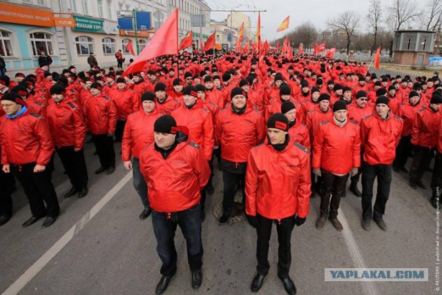 По центру Петербурга прошёл крестный ход с участием местных властей. Автомобилисты пожаловались на крупные пробки