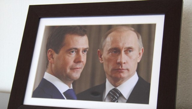 На Ямале уволили чиновника из-за уничтожения двух портретов Дмитрия Медведева