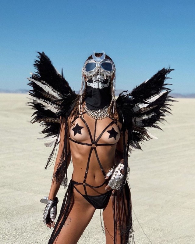 Девушки фестиваля Burning Man-2019