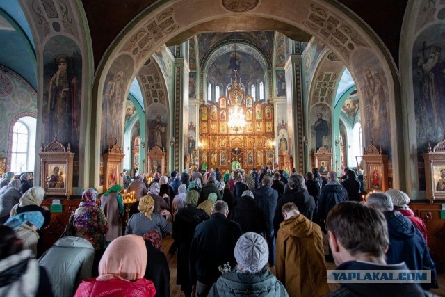 В Днепре перекопали вход в церковь, где в Вербное воскресенье прихожан причащали с одной ложки