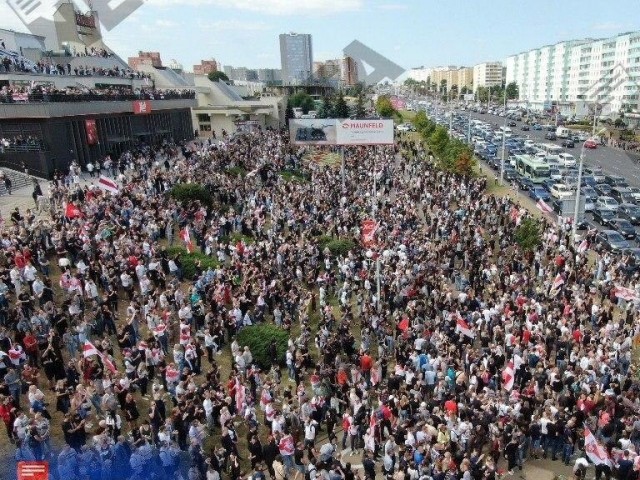 Надо связаться с Путиным, президентом России, чтобы я мог с ним переговорить сейчас. Потому что это уже угроза не только Беларус