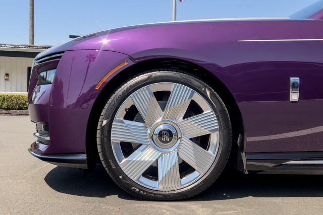Каким получился Rolls-Royce Spectre. Первый электромобиль компании, который ждали 123 года