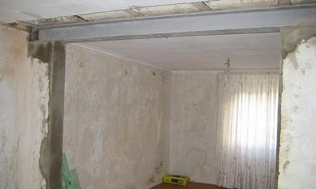 Соседи пожаловались на москвича, который во время ремонта увеличил площадь санузла и соединил балкон с комнатой