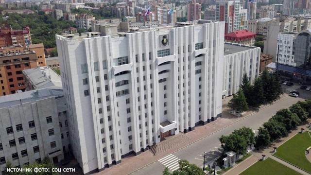 Сотрудник Правительства Хабаровского края выпал из окна здания перед началом рабочего дня