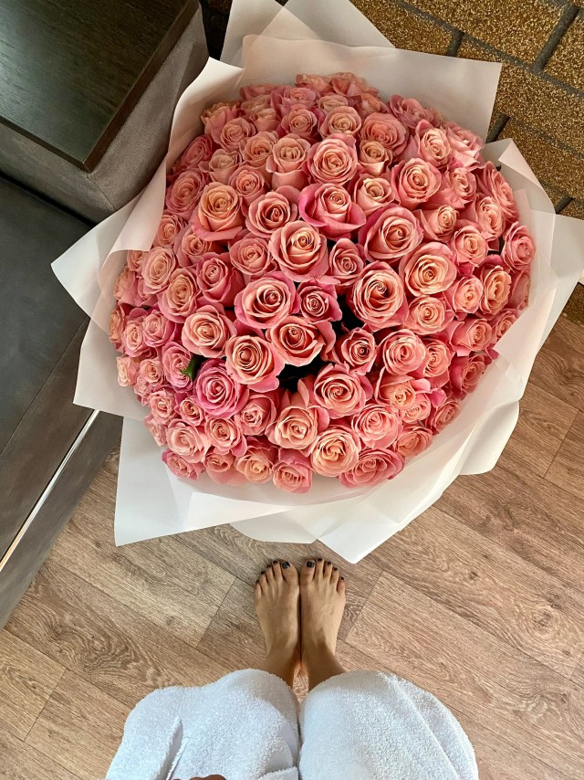 И ещё одна вариация на тему: У всех проблем одно начало: сидела женщина, скучала...