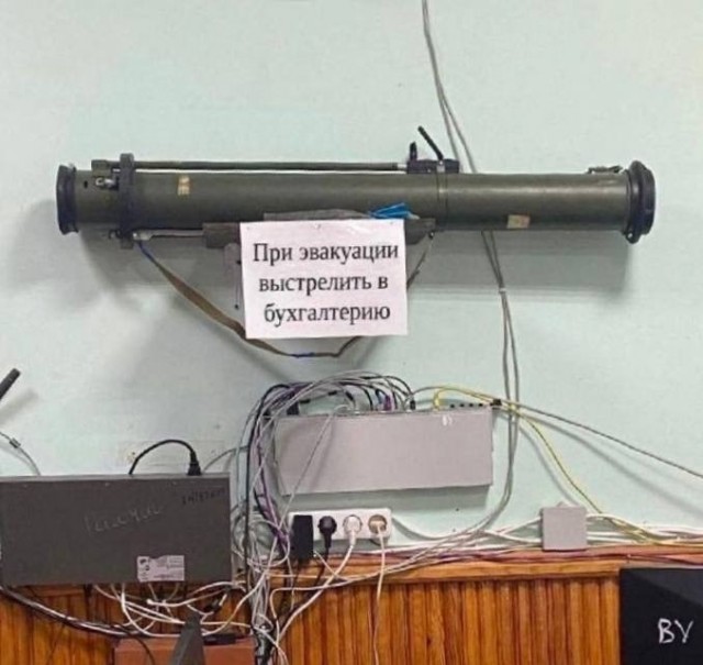 Сотрудницы на корпоративе защекотали шефа до оргазма и смерти