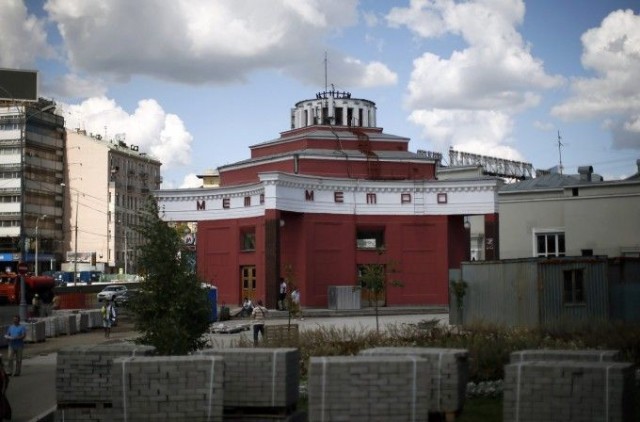 Иностранная туристка в Московском метро