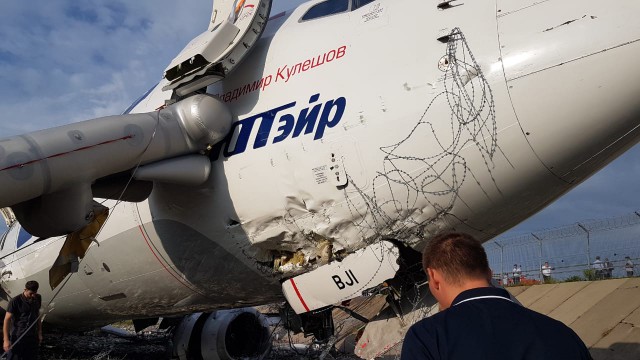 В Сочи Боинг из Москвы выкатился за пределы ВПП и загорелся. Есть пострадавшие