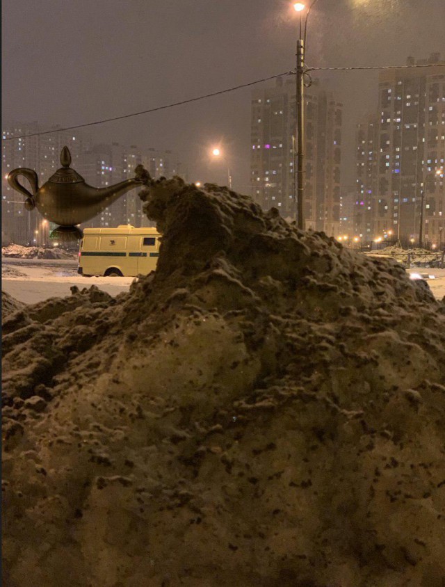 Мощный снежно-грязный сугроб в Петербурге стал мемом