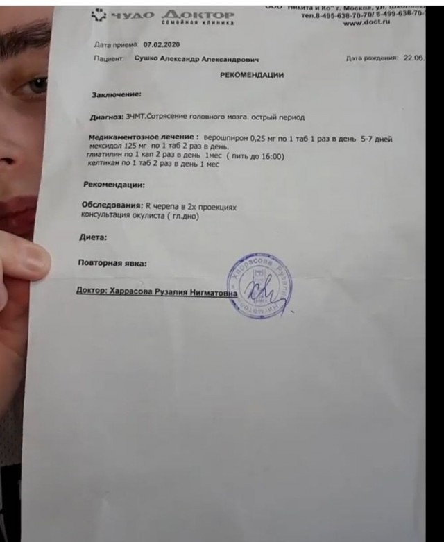 Московского стилиста порезали ножом за сине-фиолетовые волосы.