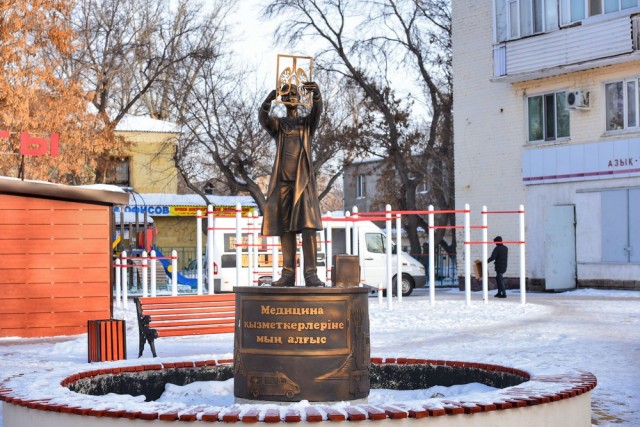 Они спасают наши жизни: памятники медикам, почтение к которым никогда не пройдет