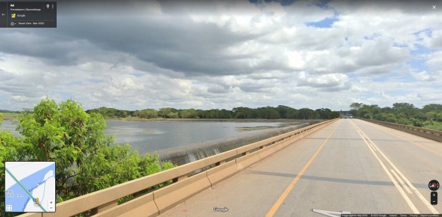 Бегемотиха отдыхает на краю водопада на реке Комати в ЮАР